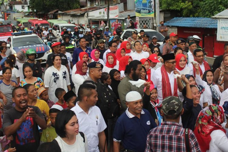 Ribuan warga di kawasan Batu Merah, Kecamatan Sirimau Ambon, memadati Jalan Jenderal Sudirman untuk menyambut kedatangan calon pasangan calon gubernur dan wakil gubernur Maluku, Irjen Pol Murad Ismail-Barnabas Orno, Kamis (21/12/2017).