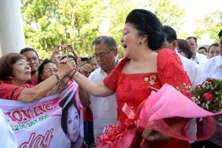 Mantan ibu negara Filipina, Imelda Marcos menyapa pendukungnya saat dia merayakan ulang tahun ke-85 di kediamannya di kota Batac, wilayah utara Filipina, Rabu (2/7/2014).