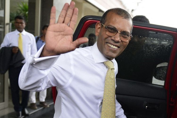 Mantan presiden Maladewa Mohamed Nasheed melambai saat dia meninggalkan gedung apartemen saat dia bersiap untuk kembali ke Maladewa, di Kolombo pada 1 November 2018.