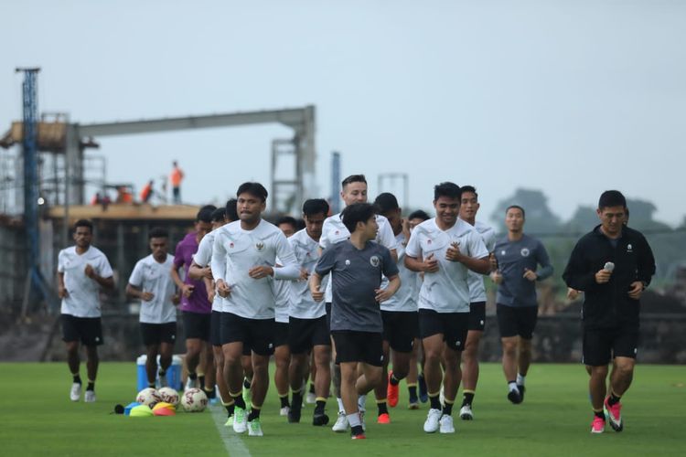 Untuk persiapan Piala AFF 2022, Timnas Indonesia senior melakukan TC di Bali. Pemain mulai latihan hari pertama di Training Ground Bali United, Pantai Purnama Gianyar, Senin (28/11/2022) sore.