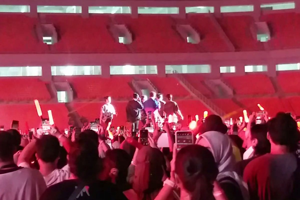 Boy group Kpop iKON saat tampil di panggung Jisphoria, Sabtu (1/10/2022) dipenuhi sinar light stick Konbat dari fans mereka, iKONIC, yang bertempat di Jakarta International Stadium (JIS).