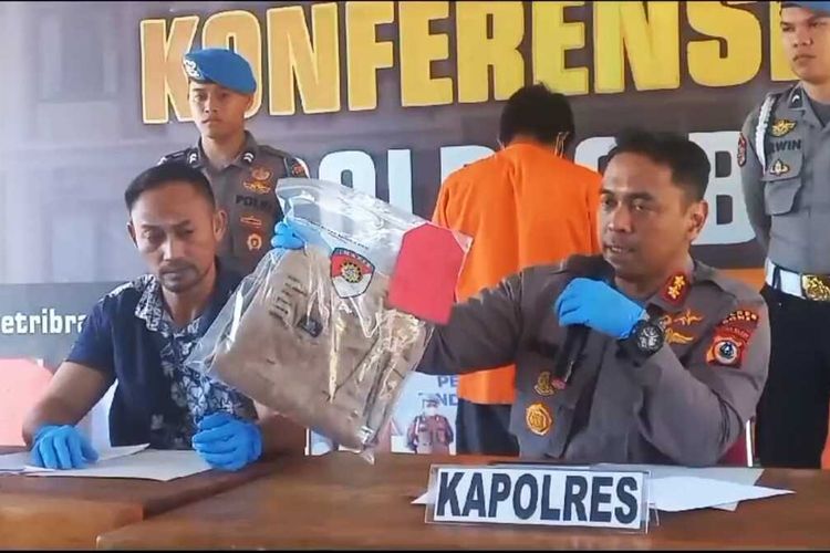 Aparat kepolisian Polres Bone, Sulawesi Selatan sedang menggelar press rilis kasus poliandri berujung maut yang menewaskan suami kedua ditangan suami ketiga. Jumat, (25/8/2023).