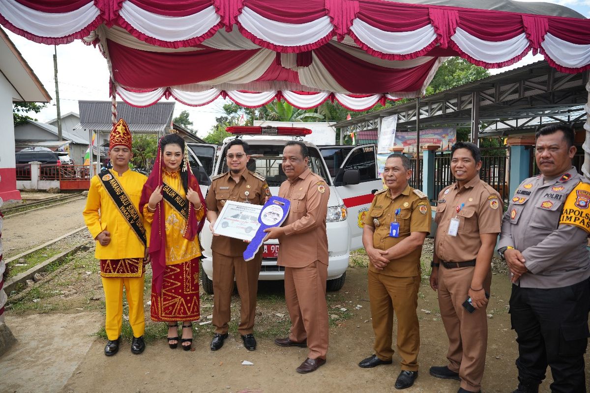 Prosesi penyerahan mobil ambulans desa yang diserahkan langsung oleh Bupati Hulu Sungai Tengah (HST) H Aulia Oktafiandi, Selasa (25/6/2024)