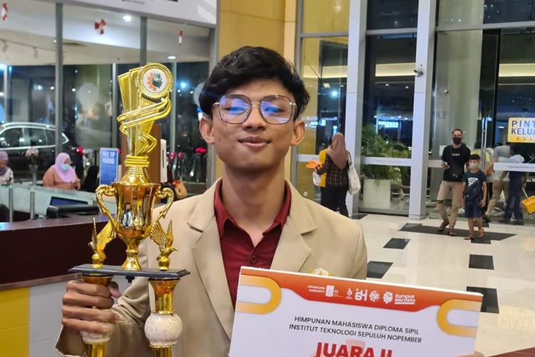 Kisah Alfath: Dari Buruh Bangunan demi Bisa Kuliah hingga Jadi Insan Berprestasi UGM