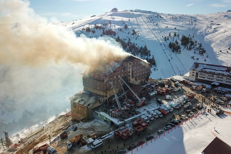 Foto kebakaran yang melanda lantai empat sebuah hotel di resor ski Kartalkaya di Bolu, Turkiye. Api terlihat pada Selasa (21/1/2025) dan sejauh ini telah menewaskan 10 orang, sedangkan 32 orang lainnya terluka. 