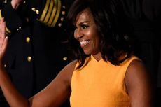 Perdebatan Seru Warna Gaun Michelle Obama di Twitter