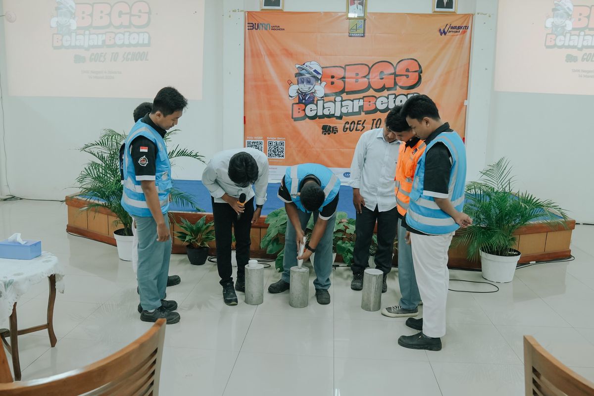 T Waskita Beton Precast Tbk (WSBP) menggelar program Belajar Beton Goes to School (BBGS) untuk membantu meningkatkan kualitas pendidikan di Indonesianya. Program kali pertama ini diselenggarakan di SMK Negeri 4 Jakarta, Cilincing, Jakarta Utara, Kamis (14/3/2024).