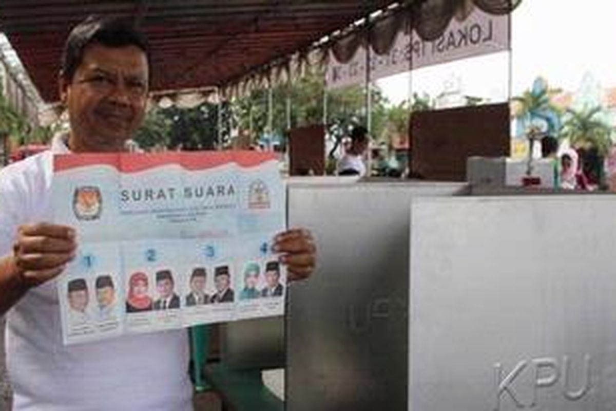 Pemilukada Tangerang Selatan. Suasana di TPS 30 di RW 014, BSD, Rawabuntu, Serpong, Tangerang Selatan, Sabtu (13/11/10) pagi