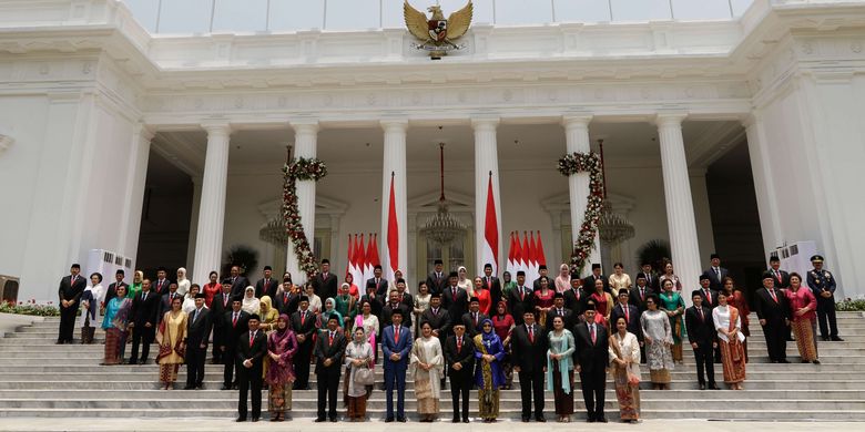 Presiden RI, Joko Widodo dan Wakil Presiden RI, Maruf Amin berfoto bersama menteri-menteri Kabinet Indonesia Maju bersama pendamping di Istana Negara, Jakarta, Rabu (23/10/2019). Presiden RI Joko Widodo mengumumkan dan melantik Menteri-menteri Kabinet Indonesia Maju.