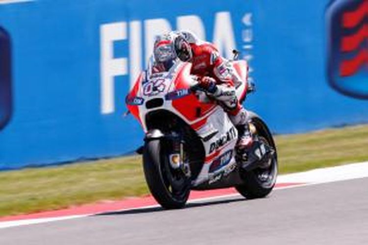 Pebalap Ducati asal Italia, Andrea Dovizioso, memacu motornya pada sesi latihan bebas ketiga GP Italia di Sirkuit Mugello, Sabtu (30/5/2015).