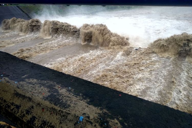 Sebanyak 6 dari 8 pintu air di Bendungan Lodoyo, Kabupaten Blitar dibuka guna mengurangi volume air di hulu Sungai Brantas menyusul bencana banjir di wilayah Kecamatan Sutojayan, Kabupaten Blitar, Senin (17/10/2022)