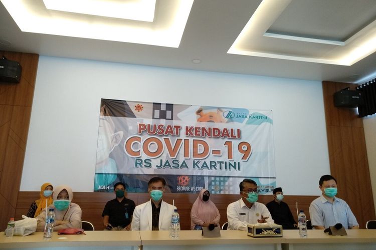 Kepala Dinas Kesehatan Kota Tasikmalaya Uus Supangat, memberikan keterangan pasien sembuh covid-19 di wilayahnya bertambah dan totalnya sudah 5 orang sembuh di RS Jasa Kartini, Kamis (16/4/2020).
