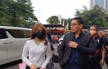 Fuji dan Kuasa hukumnya, Sandy Arifin di Polres Metro Jakarta Selatan, Kamis (27/3/2025).
