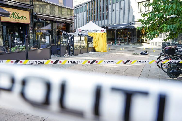 Polisi di lokasi penembakan di Oslo tengah, Sabtu 25 Juni 2022. 