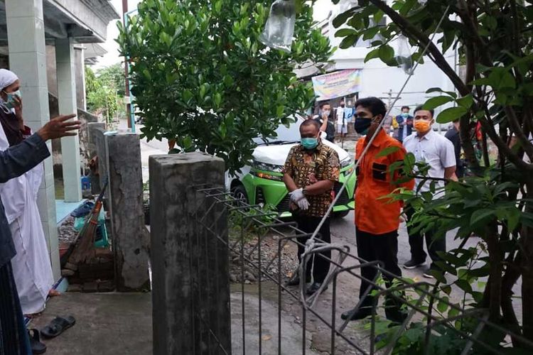 DIHADANG?Kedua orang tua orang seorang santri positif corona menghadang Bupati Madiun, Ahmad Dawami yang hendak menjemput paksa anaknya untuk diisolasi di rumah sakit, Kamis (14/5/2020).