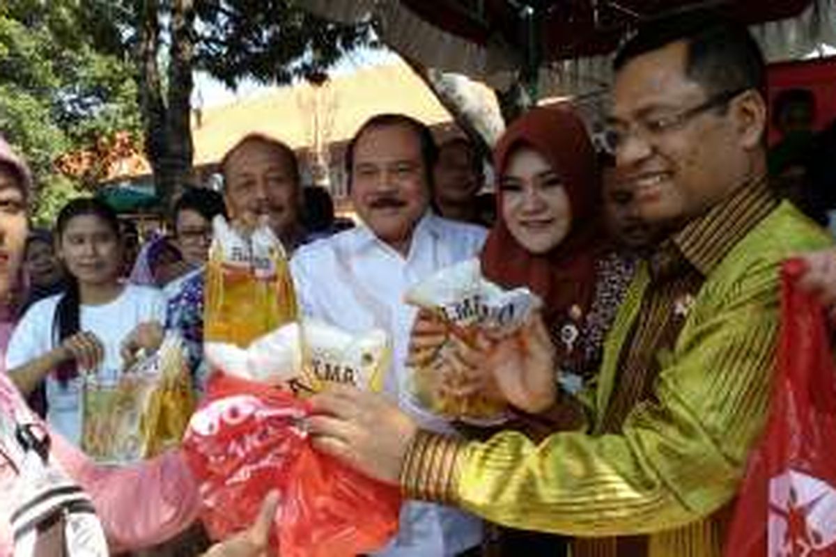 Menteri Perindustrian Saleh Husin saat meninjau bazar murah di Kabupaten Kendal, Jawa Tengah, Jumat (24/6/2016).