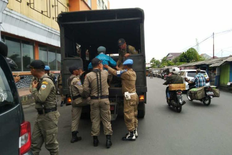 Dinas Sosial dan Satpol PP Kota Tasikmalaya merazia para pengemis, anak Punk, gelandangan yang berasal dari luar daerah, Rabu (20/2/2020).