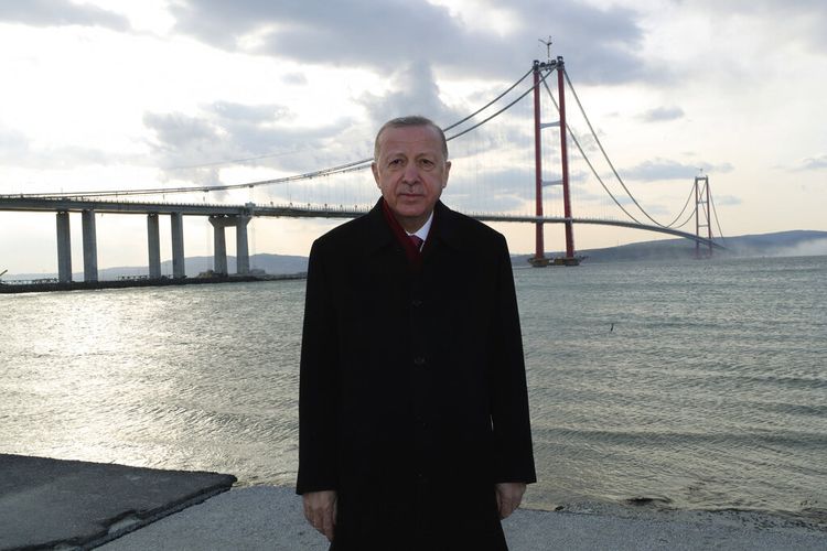 Presiden Turki Recep Tayyip Erdogan berfoto di depan Jembatan Canakkale 1915, di anakkale, Turki barat, Jumat, 18 Maret 2022. 