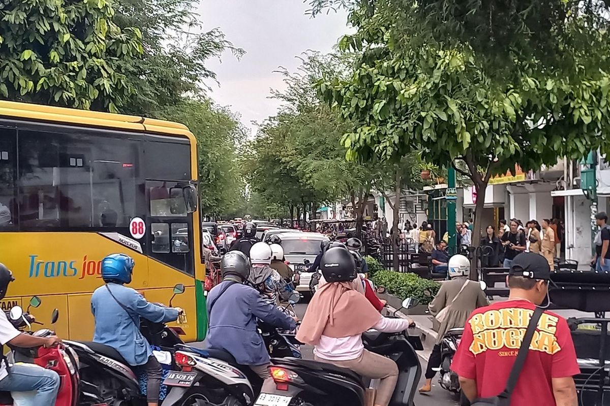 Jalan malioboro mulai dipadati wisatawa saat H-2 Lebaran, Senin (8/4/2024)