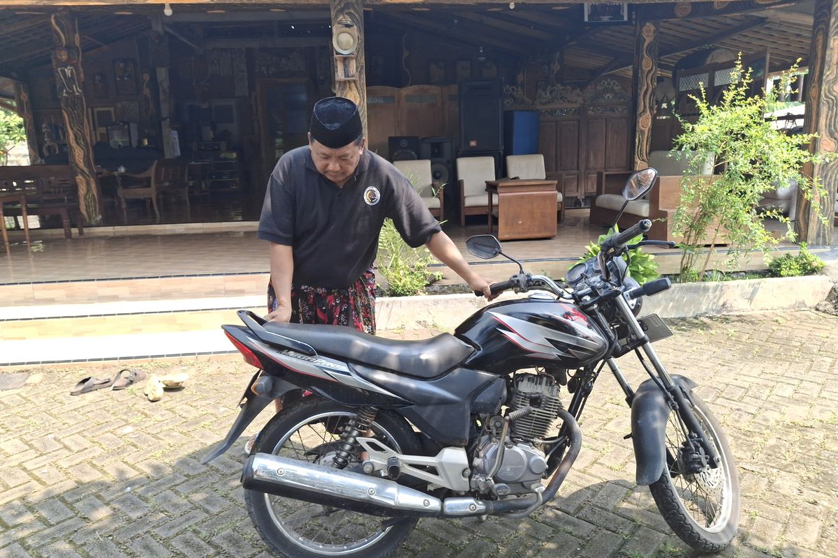 Kepala Desa Kebonagung Lumajang memanaskan mesin motor megapro milik desa, Kamis (17/4/2025)