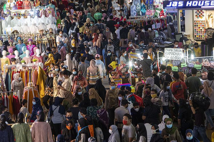 People packed Block B of the Tanah Abang Market to shop for clothes in Central Jakarta, Sunday, May 2. There was a surge in visitors at the largest textile center in Southeast Asia, from around 35,000 visitors on weekdays to around 87,000 people this weekend. Jakarta Governor Anies Baswedan alerted around 750 officers to maintain discipline on health protocols to prevent transmission of Covid-19.