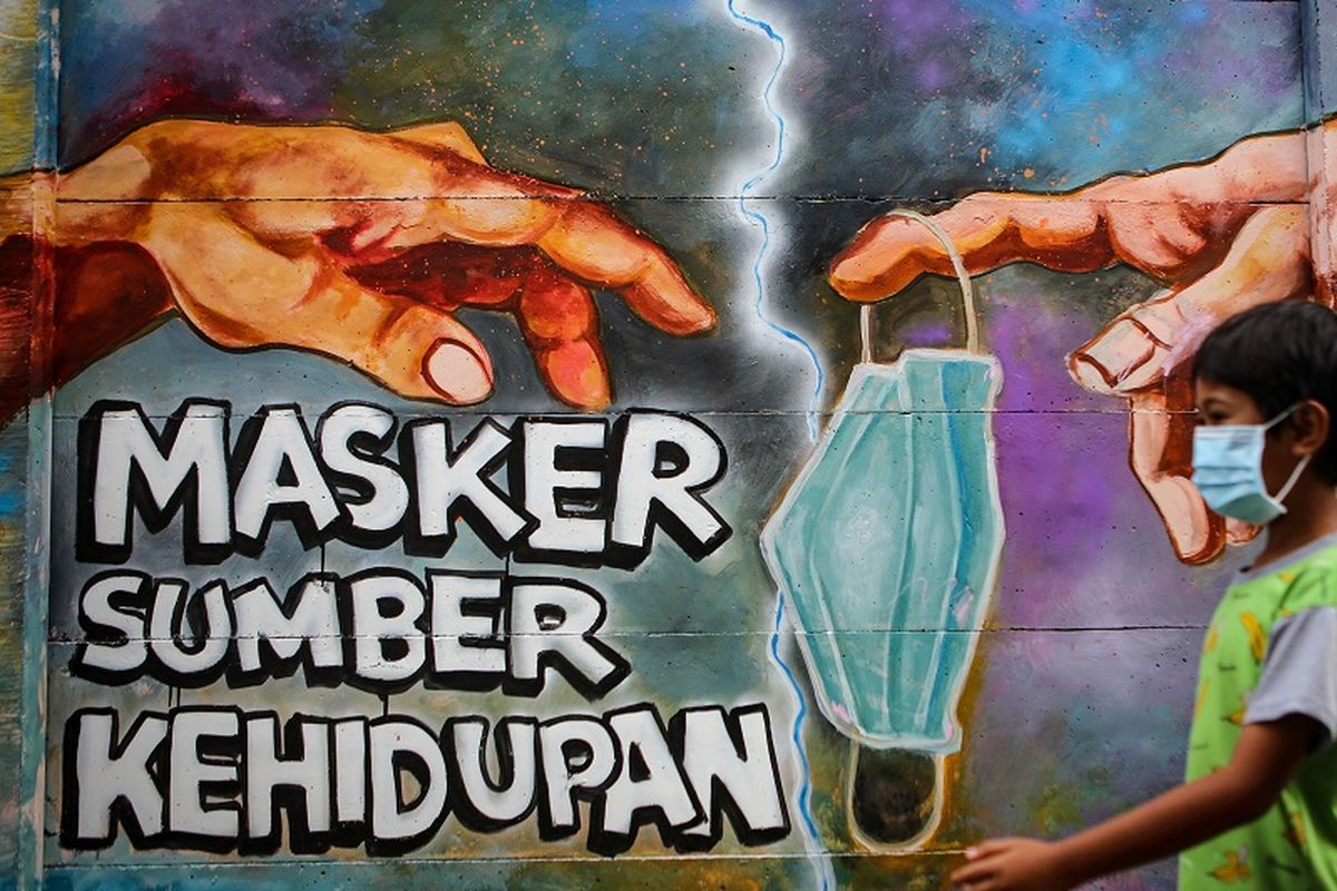 Seorang bocah melintas di depan mural tentang penggunaan masker di Kota Tangerang, Banten, Minggu (21/12/2020). Mural tersebut dibuat sebagai edukasi kepada masyarakat untuk selalu menggunakan masker guna mencegah penyebaran COVID-19. ANTARA FOTO/Fauzan/aww.