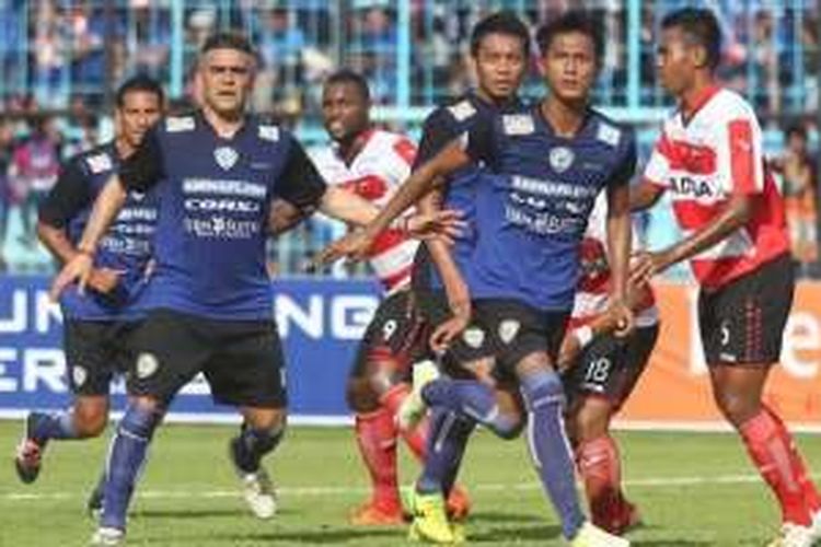 Arema Cronus menang 2-1 atas Madura United pada laga persahabatan di Kanjuruhan, Minggu (14/2/2016).
