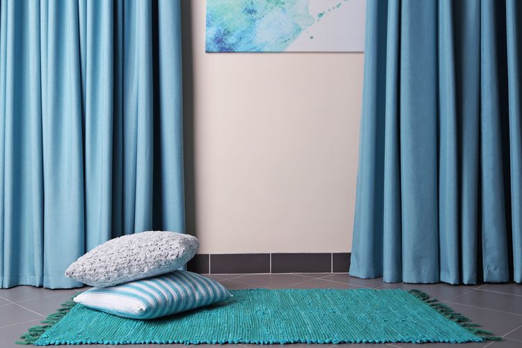 Penggunaan gorden berwarna biru pada ruangan dengan dinding cream