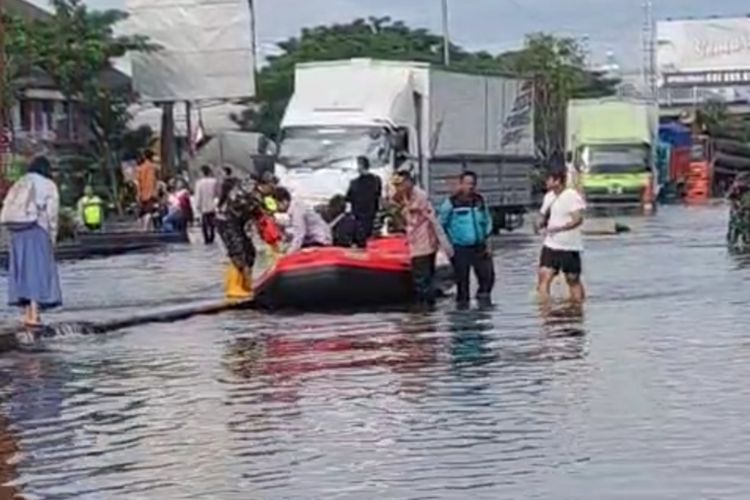 Jalan Pantura Semarang-Demak, Jawa Tengah, maupun arah sebaliknya masih tergenang banjir cukup tinggi pada Kamis (23/10/2025) pukul 07.15 WIB. 