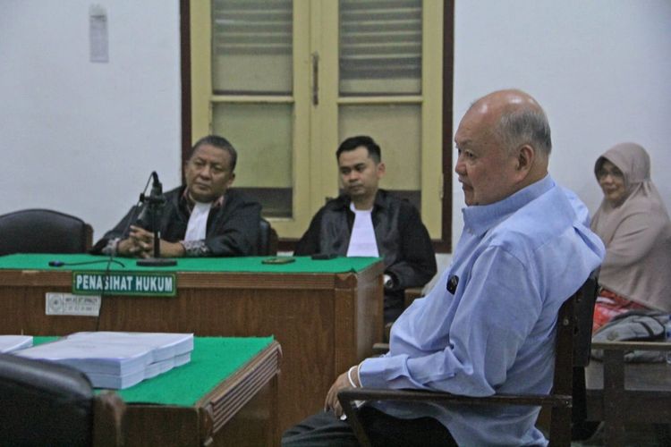 Direktur PT ACR Mujianto Alias Anam dituntut sembilan tahun penjara oleh Jaksa Penuntut Umum dari Kejaksaan Tinggi Sumatera Utara, Isnayanda karena terlibat kredit macet di BTN Cabang Medan sebesar Rp 39,5 miliar. Persidangan di Pengadilan Tindak Pidana Korupsi pada PN Medan, Jumat (18/11/2022) malam.