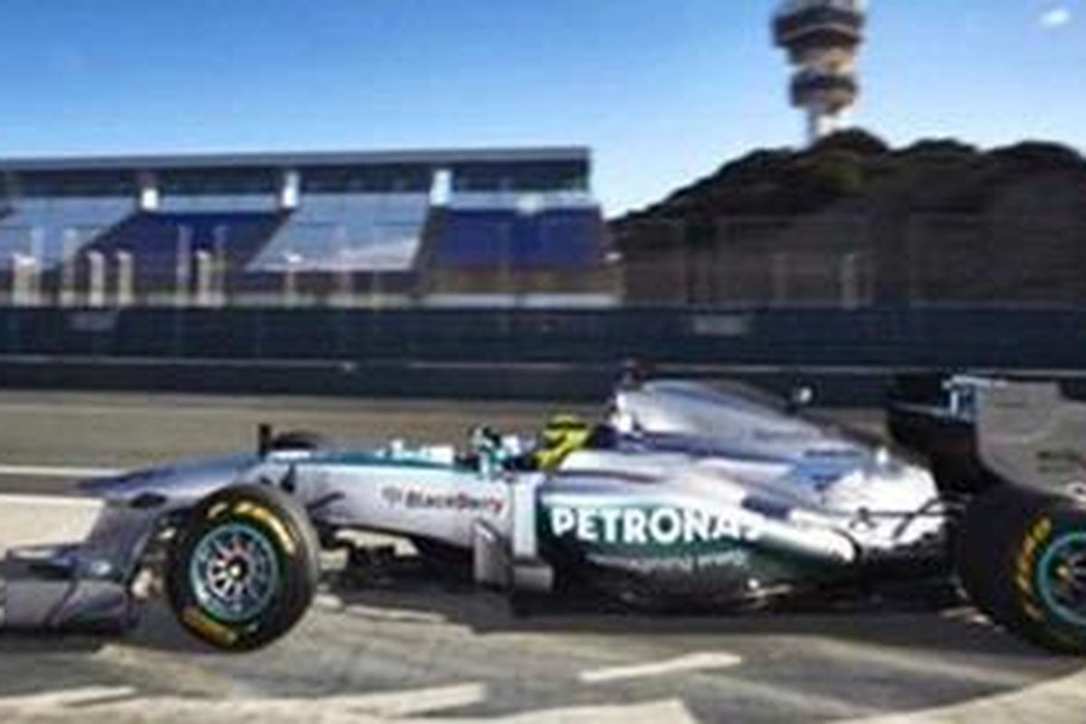 Mobil Mercedes W04 yang diluncurkan di Jerez, Senin (4/2/2013).