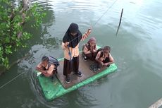 Kisah Pelajar di Luwu, Seberangi Sungai Pakai Gabus demi Pergi ke Sekolah