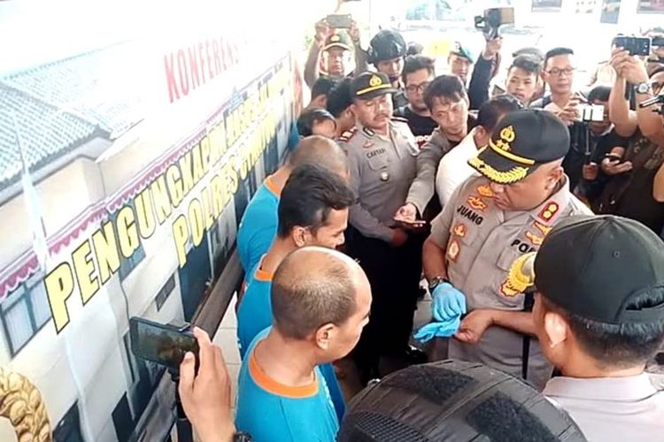 Kapolres Cianjur, AKBP Juang Andi Priyanto tengah menginterogasi dua pelaku pembunuhan seorang debt collector yang mayatnya dibuang ke tebing jurang di wilayah Sukanagara, Cianjur, Jawa Barat.