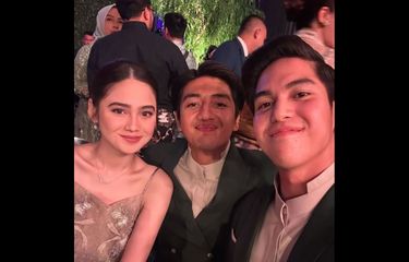 Aktor Harris Vriza terlihat berfoto di antara El Rumi dan Syifa Hadju yang duduk bersebelahan. 