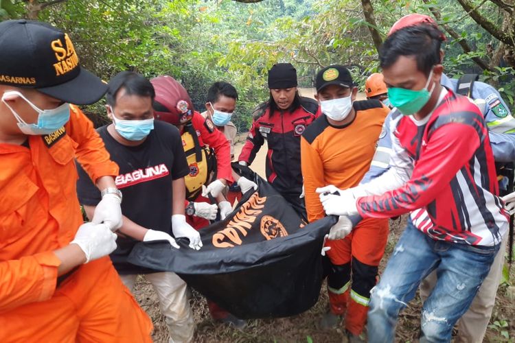 Tim SAR gabungan membawa jasad pekerja perbaikan Bendungan yang hanyut terseret arus di Desa Mekarsari, Kecamatan Simpang, Empat, Tanah Bumbu, Kalsel, Sabtu (14/5/2022). 