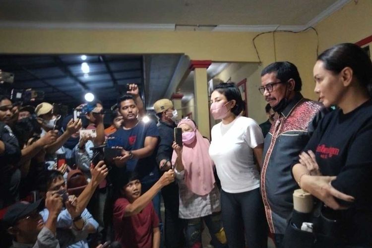 Nikita Mirzani saat memberikan keterangan usai keluar dari ruang pemeriksaan Satuan Reserse Kriminal Polresta Serang Kota