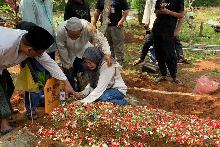 Isak tangis keluarga mengiringi pemakaman Ibin, korban kedua dari kecelakaan bus Guci Tegal, Jawa Tengah, yang dimakamkan di TPU Paku Jaya, Serpong Utara, Tangerang Selatan, Senin (8/5/2023).