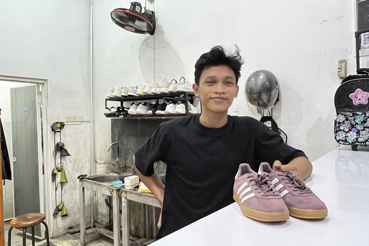 Nyaman Bekerja Jadi Tukang Cuci Sepatu, Cerita Mahasiswa Unesa Wujudkan Cita-cita