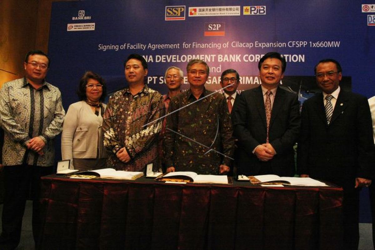 Dewi Kam (kedua kiri) saat Penandatanganan Facility Agrement Proyek IPP PLTU Cilacap Eskpansi (1x614 MW) antara China Development Bank Corporation dan PT Sumber Segara Primadaya.