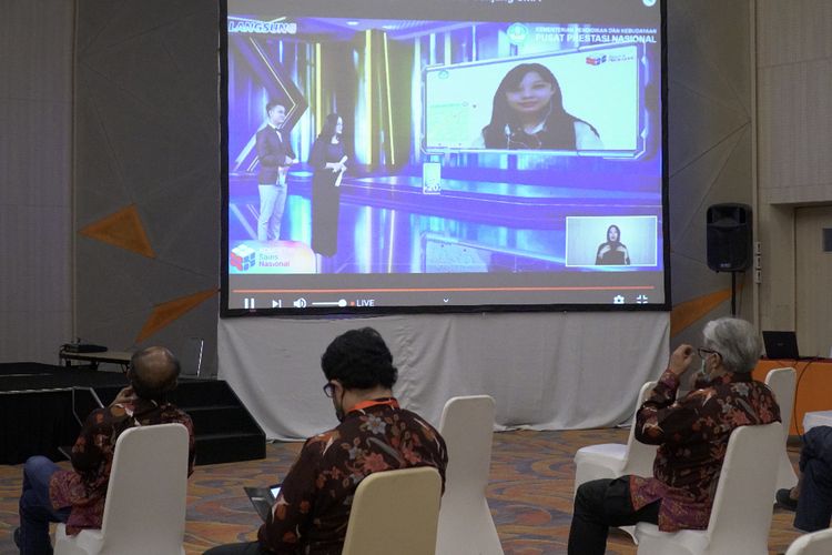 Perhelatan Kompetisi Sains Nasional (KSN) jenjang SMA tahun 2020 secara virtual telah selesai dan ditutup pada Jumat, 16 Oktober 2020 di Bandung. Sebanyak 898 peserta perwakilan dari 34 provinsi telah mengikuti kompetisi selama tiga hari pada sembilan bidang sains dilombakan.