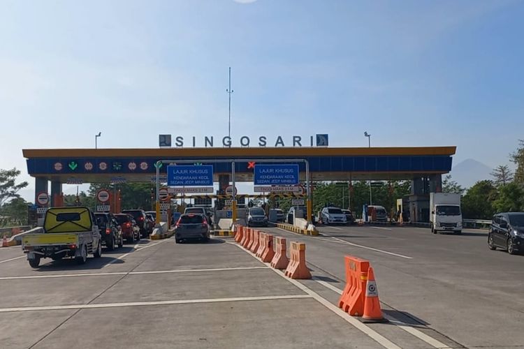 Situasi kendaraan di Gerbang Tol Singosari, Kecamatan Singosari, Kabupaten Malang, Jawa Timur, Rabu (4/5/2022).