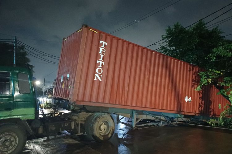 Trailer Terperosok di Cilincing Berhasil Dievakuasi, Jalan Kembali Normal
