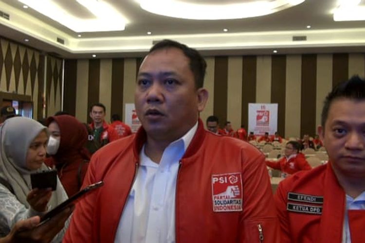 Ketua DPW PSI Riau, Juandy Hutauruk saat diwawancarai Kompas.com pada acara bimtek dan konsolidasi pemenang PSI 2024, di Kota Pekanbaru, Riau, Rabu (11/10/2023).