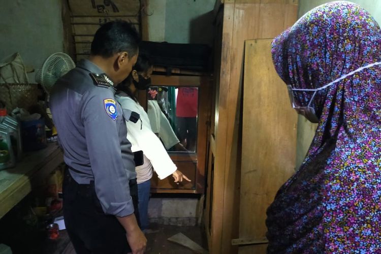 Lemari tempat penyekapan IRN (18) di rumah kontrakan pelaku, Yonathan Deny (49) di Dusun Untung Suropati, Desa Sambigede, Kecamatan Sumberpucung, Kabupaten Malang.