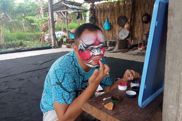Prana Panye Winata (34) belajar menari Jaranan Buto Banyuwangi, di Sekolah Adat Osing Pesinauan, Desa Olehsari, Kecamatan Glagah, Banyuwangi. 