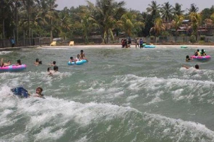 Di Kolam Ombak Owabong, Purbalingga, Jawa Tengah, ombak yang dihasilkan mirip dengan ombak di laut. Ketinggian ombak juga bisa dikendalikan.