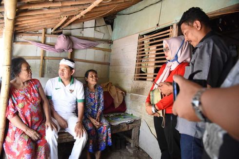 Kisah Nenek di Karawang yang Terharu Rumahnya Diperbaiki