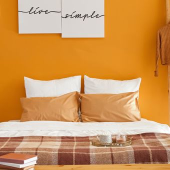 Ilustrasi kamar tidur warna oranye yang memberikan nuansa hangat.