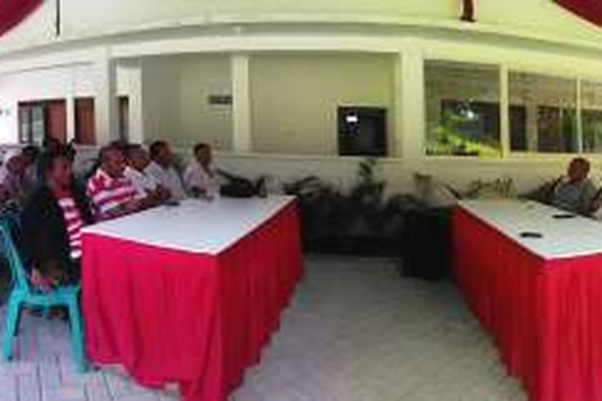 Perwakilan petani tebu di Jawa Timur, saat berdialog bersama Direktur Utama PTPN XI, Donny P Pulungan, dan Dewan Pembina Asosiasi Petani Rebu Rakyat Indonesia (APTRI) Arum Sambil, di Jember, Jumat (21/10/2016)