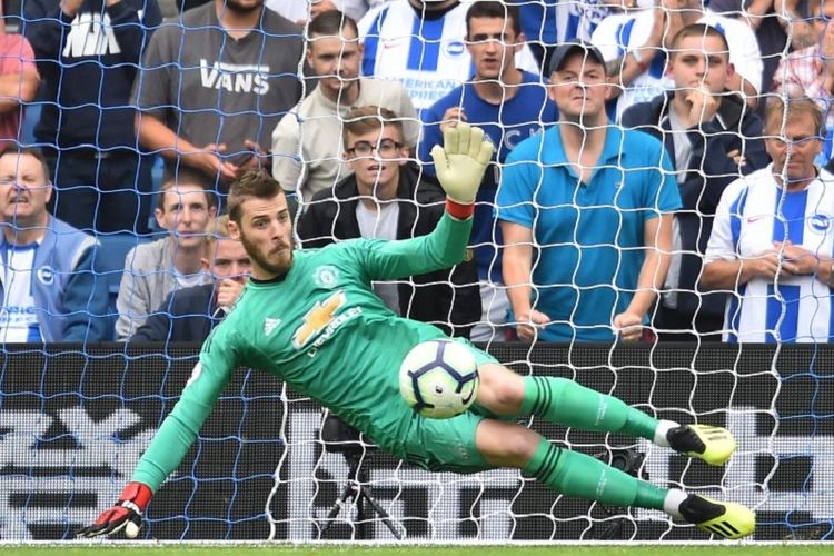 Kiper Manchester United, David De Gea, gagal mengantisipasi dengan baik tendangan penalti pemain Brighton & Hove Albion, Pascal Gross, pada pertandingan Premier League di Stadion American Express, 19 Agustus 2018. 